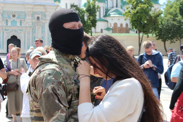 Как украинки провожали любимых на Донбасс. Фото, от которых разрывается сердце