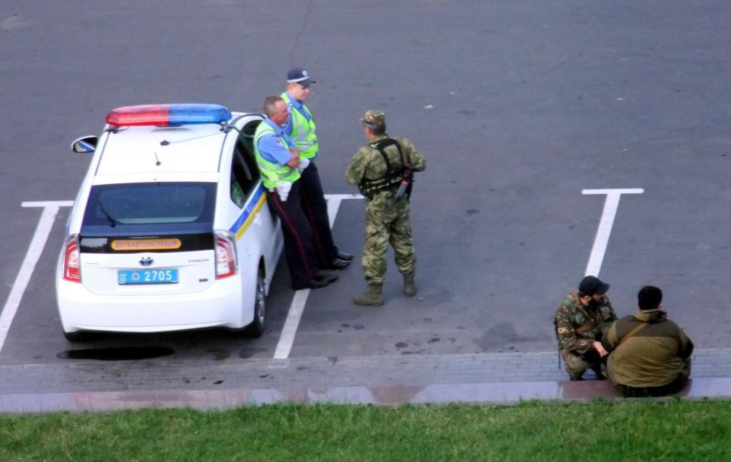 Как проходили переговоры о мире в Донецке. Фотофакт