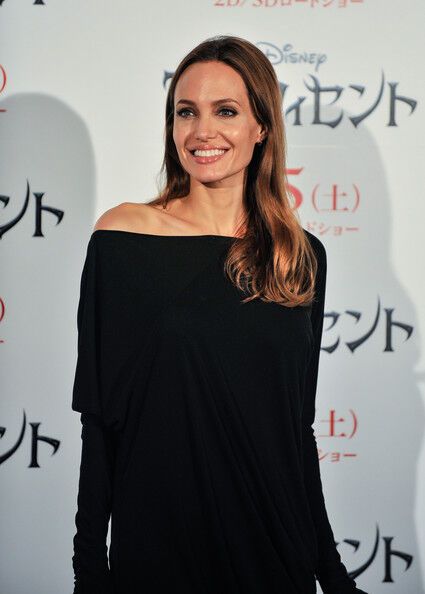 Очередное черное платье Анджелины Джоли: бог его знает какое по счету