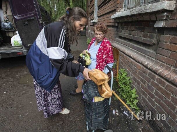 Мятежный Славянск: жители собирают дождевую воду и готовят на огне