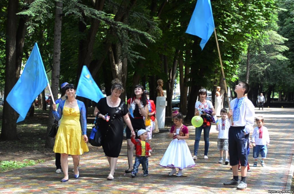 У Сімферополі кримських татар підтримали флешмобом у вишиванках