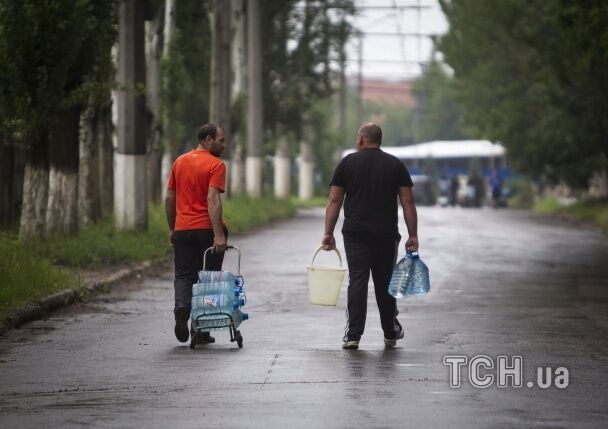 Мятежный Славянск: жители собирают дождевую воду и готовят на огне