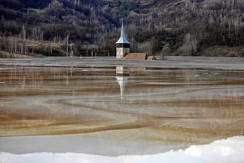 На месте румынской деревни образовалось токсичное озеро