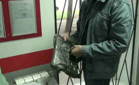 СБУ в Сумах затримала розповсюджувача журналів з антиукраїнською агітацією. Відеофакт