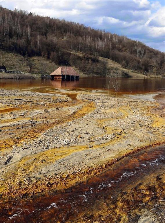 На месте румынской деревни образовалось токсичное озеро