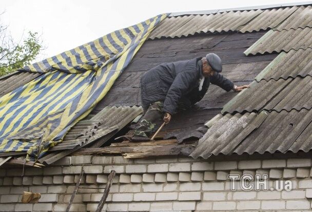 Мятежный Славянск: жители собирают дождевую воду и готовят на огне