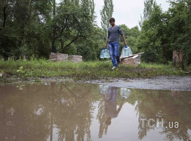 Мятежный Славянск: жители собирают дождевую воду и готовят на огне