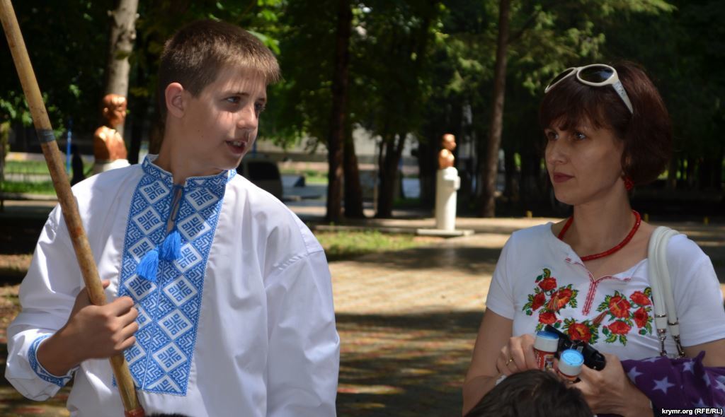 В Симферополе крымских татар поддержали флешмобом в вышиванках