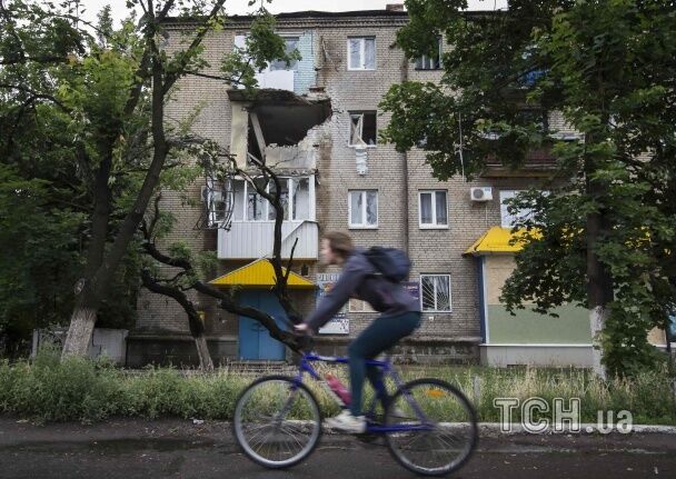 Мятежный Славянск: жители собирают дождевую воду и готовят на огне