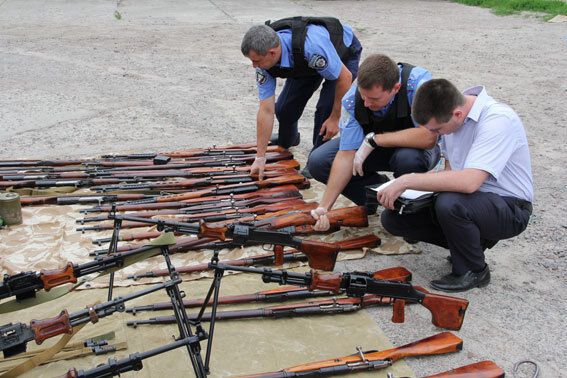 У гаражі жителя Чернігова виявили склад зброї