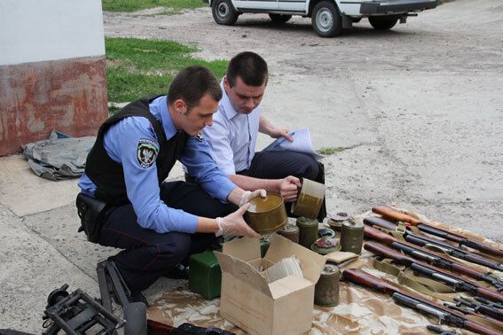 У гаражі жителя Чернігова виявили склад зброї