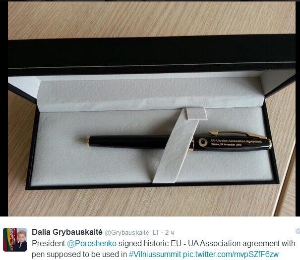 В ЄС назвали історичною чорнильну ручку Петра Порошенко