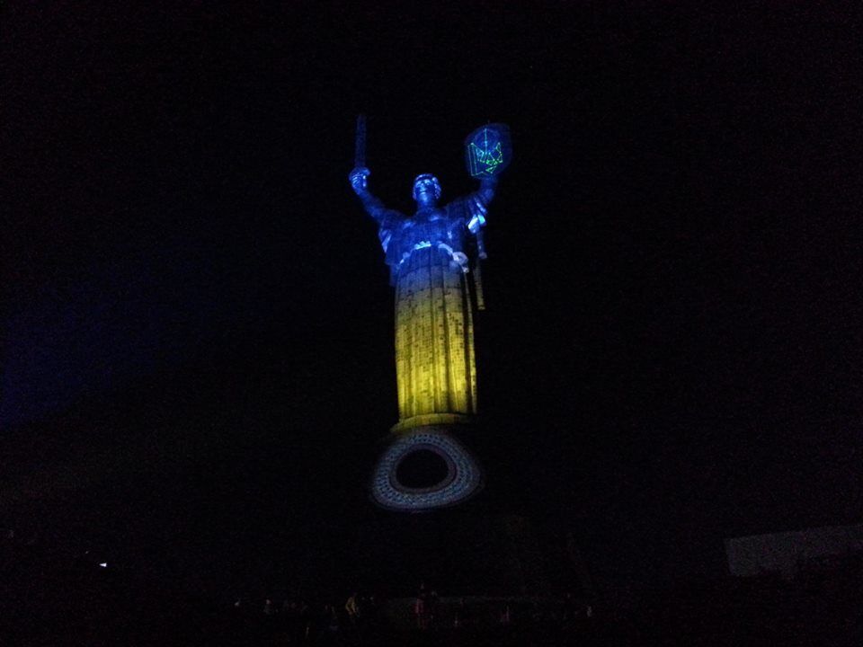 У Києві "Батьківщина-мати" засвітилася синьо-жовтими квітами