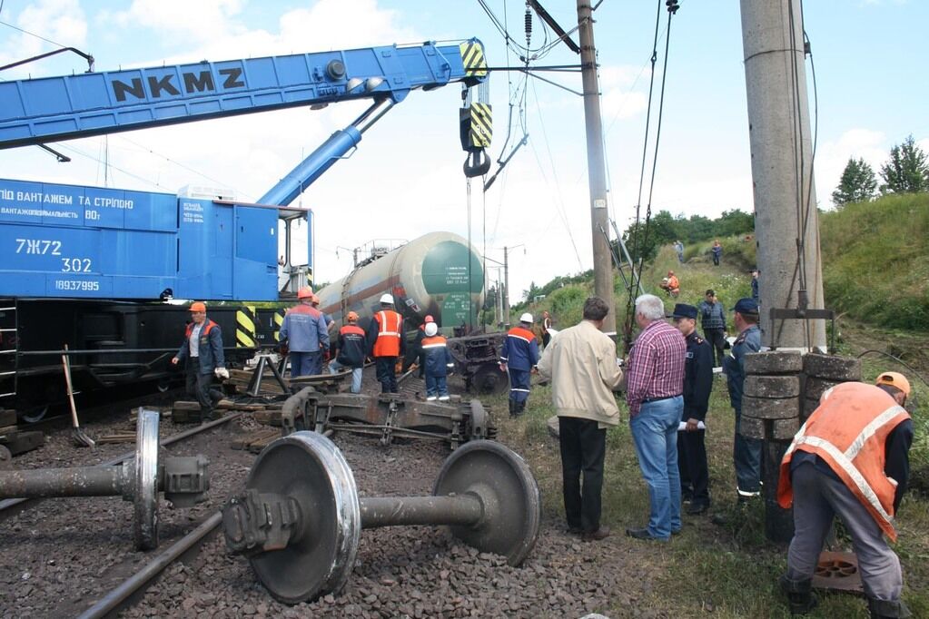 В Черкасской области с рельс сошла цистерна с газом: повреждено 150 м путей