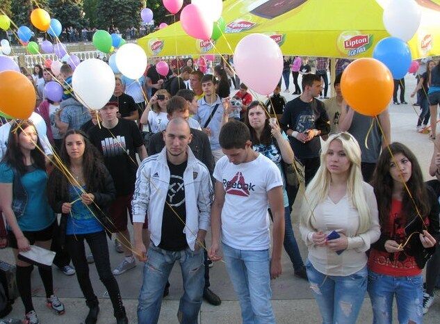 В Донецке пустили в небо шарики в знак протеста против конфликта на востоке