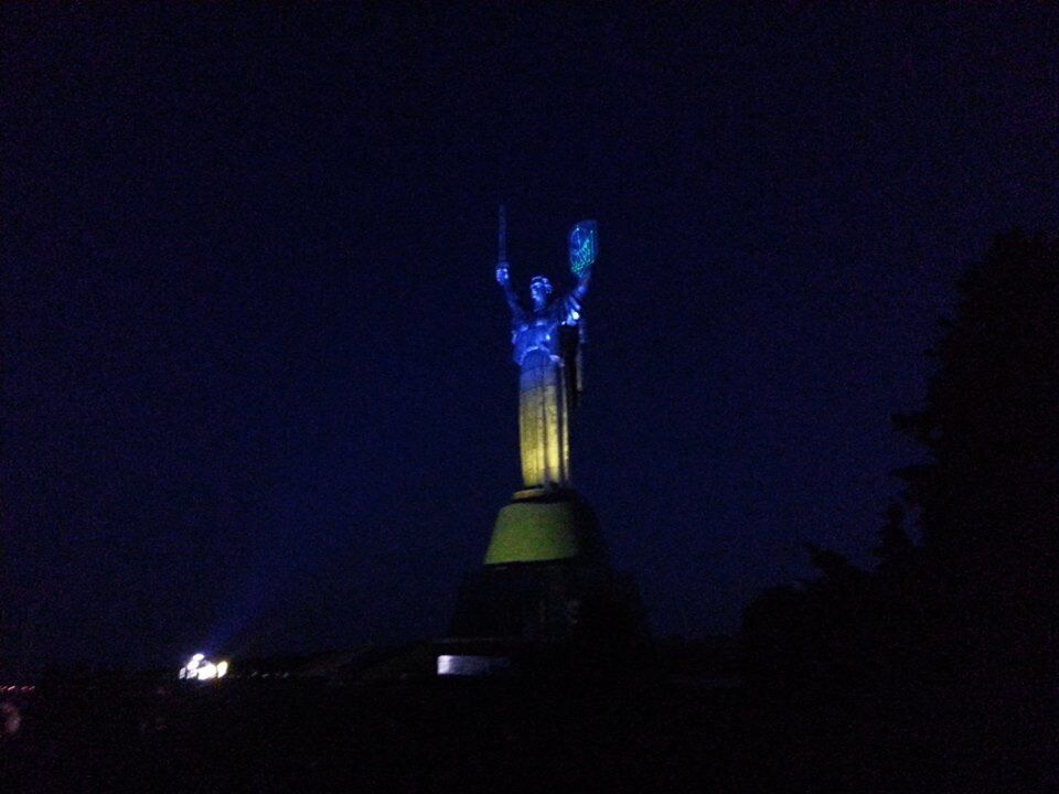 У Києві "Батьківщина-мати" засвітилася синьо-жовтими квітами