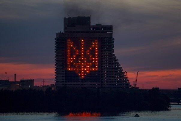 В Днепропетровске "нарисовали" огнем 15-этажный герб Украины