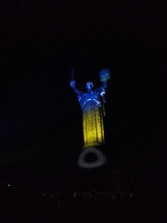 В Киеве статую "Родина-мать" украсили национальной символикой