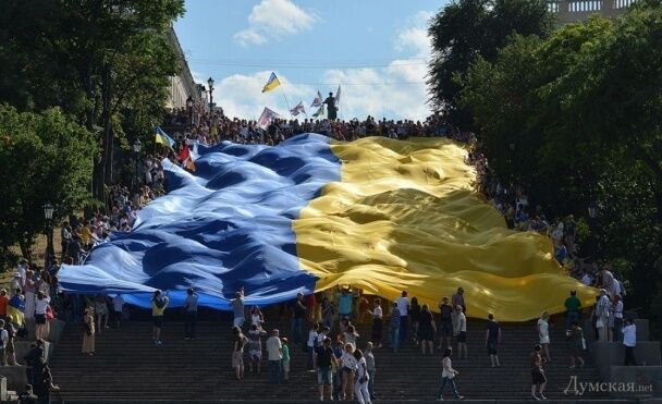 В Одессе развернули самый большой в мире флаг Украины