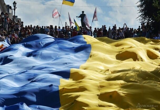 В Одессе развернули самый большой в мире флаг Украины