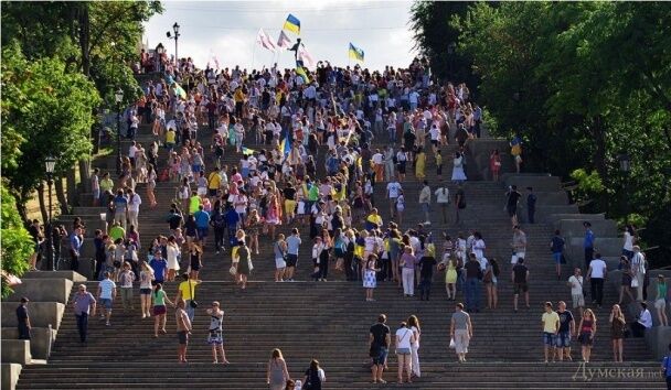 В Одессе развернули самый большой в мире флаг Украины