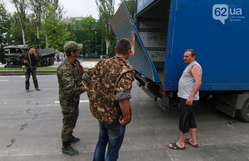 У Донецьку представники "ДНР" кидають блокпости. Фотофакт
