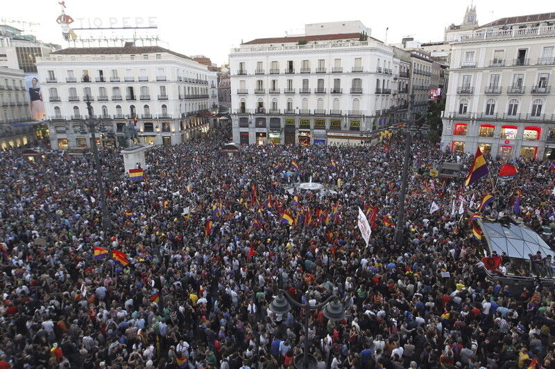 Тисячі іспанців вийшли на вулиці з вимогою провести референдум про долю монархії