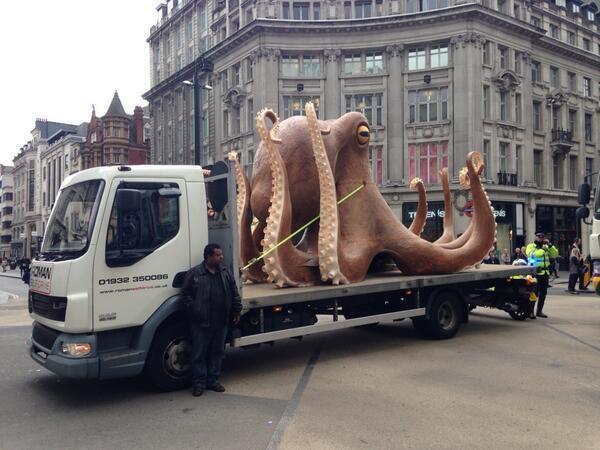 Огромный осьминог устроил затор в центре Лондона. Фотофакт