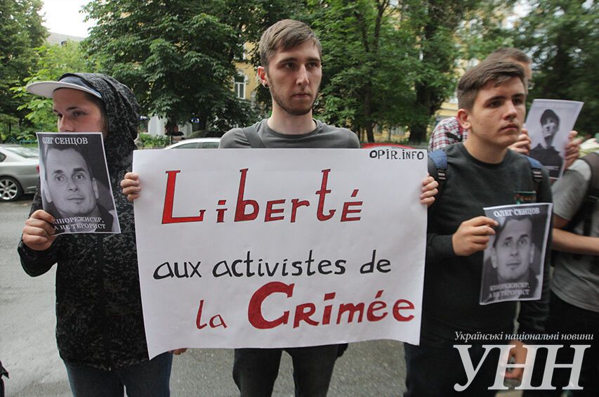 Активисты пикетировали посольство Франции в Киеве, требуя помощи в освобождении Сенцова