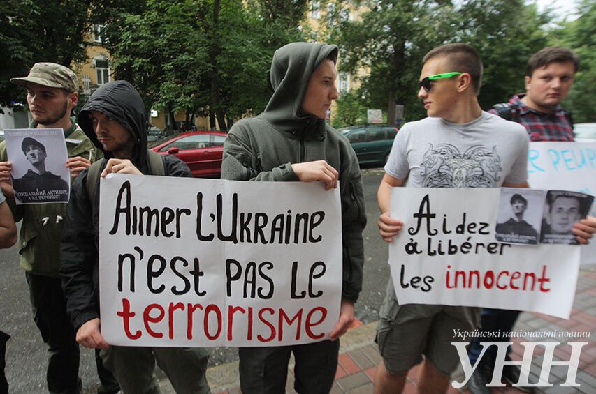 Активисты пикетировали посольство Франции в Киеве, требуя помощи в освобождении Сенцова