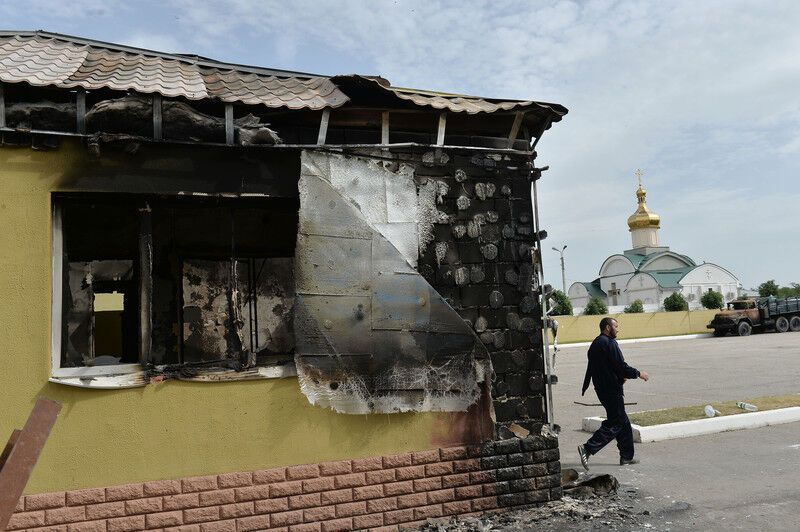 Будівля Луганського прикордонзагону після захоплення: обстріляні стіни і мертві службові вівчарки