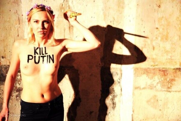 Femen вонзили осиновый кол в восковую фигуру Путина