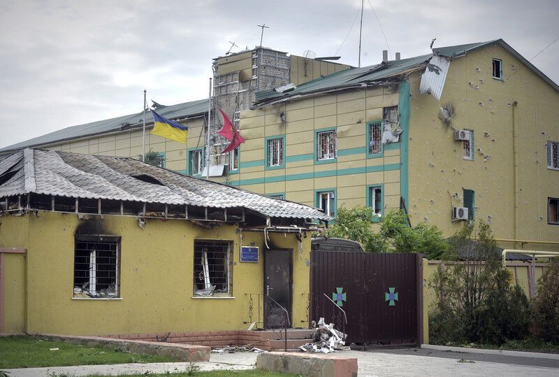 Будівля Луганського прикордонзагону після захоплення: обстріляні стіни і мертві службові вівчарки
