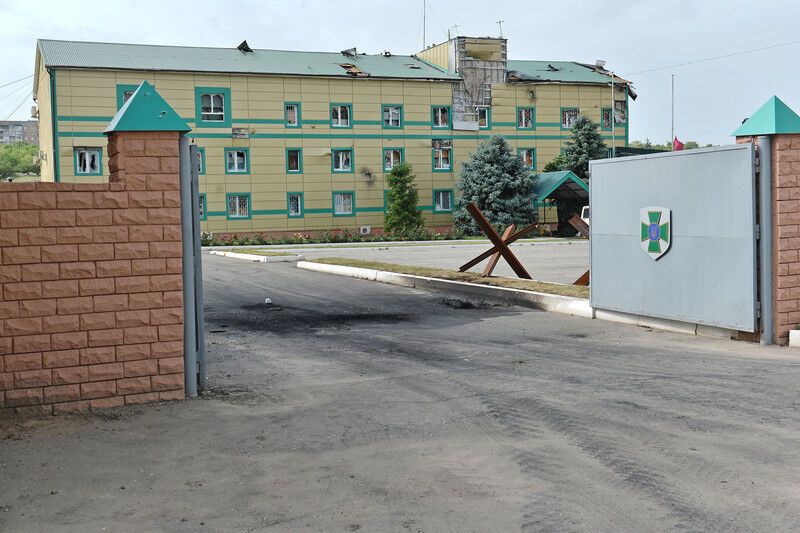 Здание Луганского погранотряда после захвата: обстрелянные стены и мертвые служебные овчарки