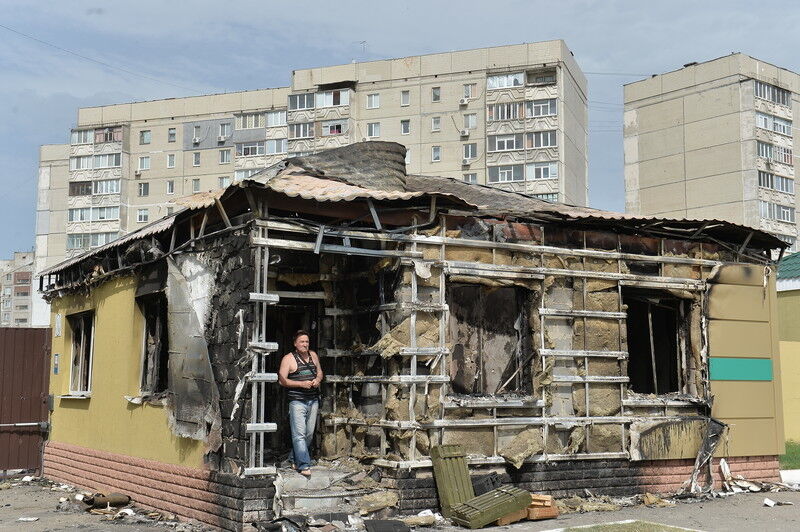 Здание Луганского погранотряда после захвата: обстрелянные стены и мертвые служебные овчарки