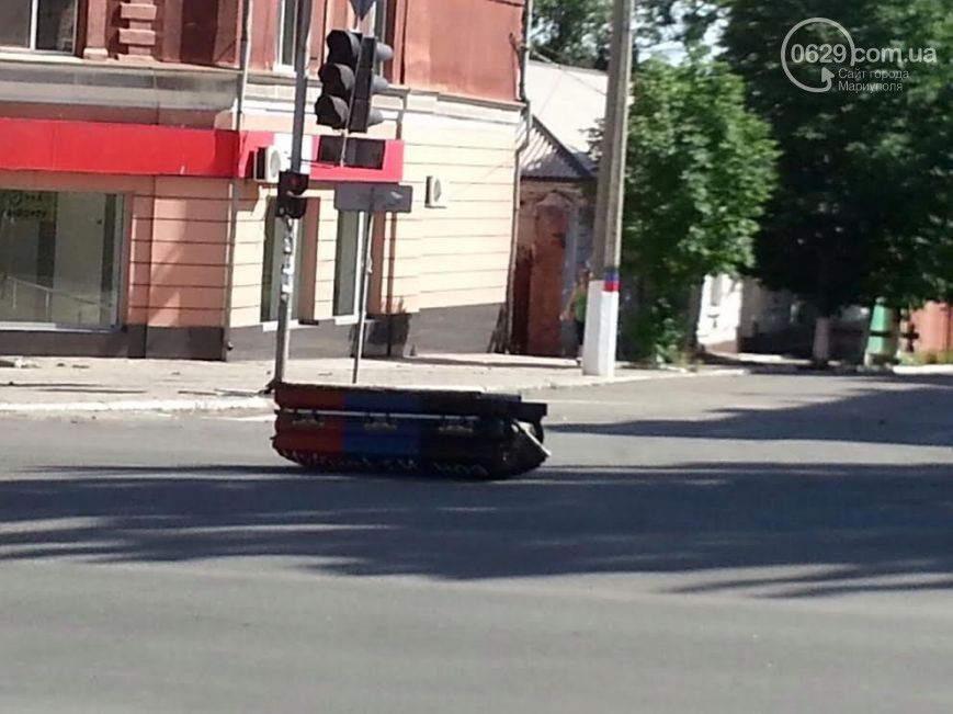 По Мариуполю возили гроб с триколором "ДНР" и надписью "Вон из города!"