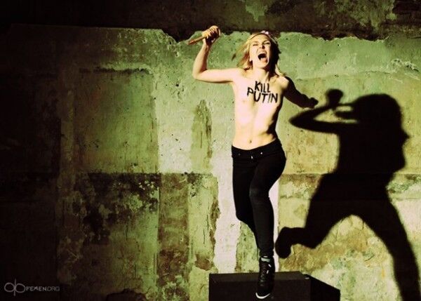 Femen вонзили осиновый кол в восковую фигуру Путина