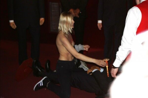 Femen встромили осиковий кіл у воскову фігуру Путіна