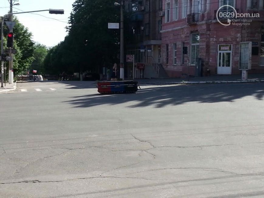 По Мариуполю возили гроб с триколором "ДНР" и надписью "Вон из города!"