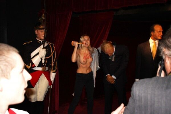 Femen вонзили осиновый кол в восковую фигуру Путина