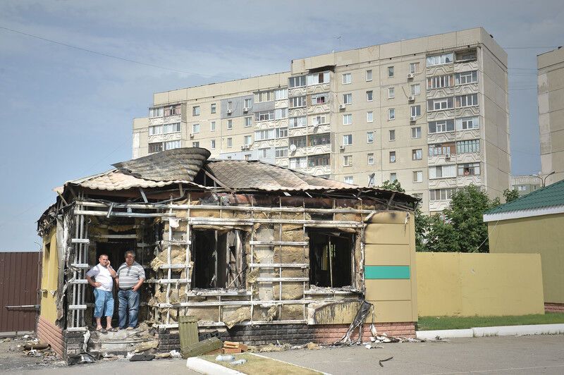 Здание Луганского погранотряда после захвата: обстрелянные стены и мертвые служебные овчарки