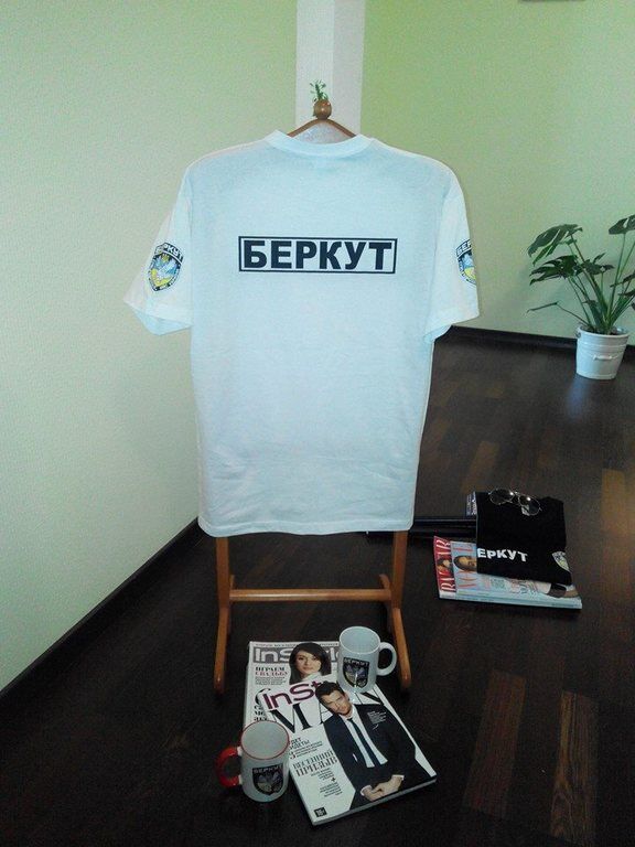 В Інтернеті почали продавати одяг з символікою "Беркута"