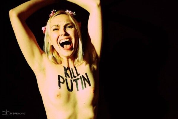 Femen вонзили осиновый кол в восковую фигуру Путина