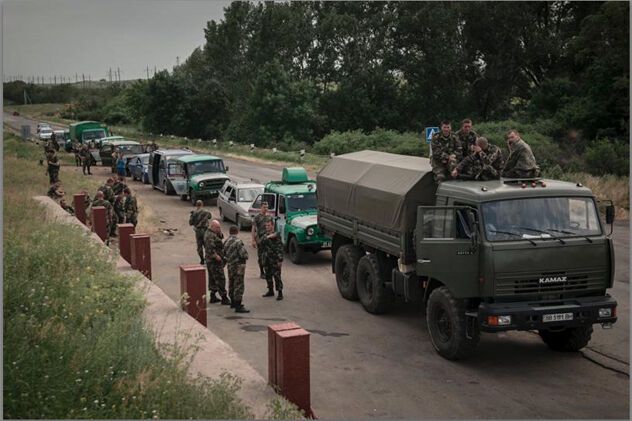 Журналіст The New York Times розповів, як колона прикордонників під дулами бойовиків "їхала до своїх"