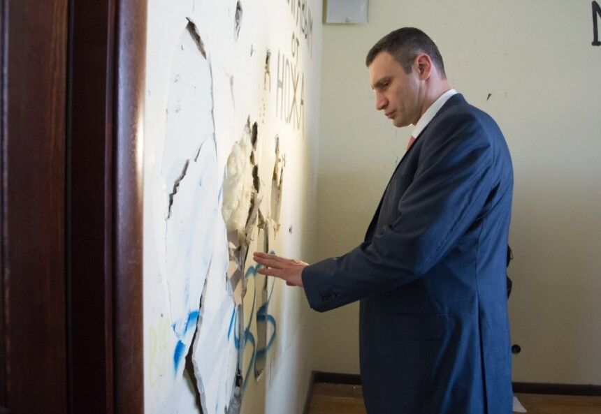"Мэрский" кабинет Кличко разрушен до неузнаваемости: разбитые стены и вскрытые полы