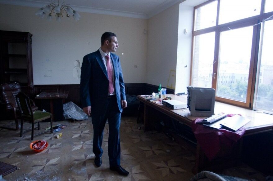 "Мерський" кабінет Кличко зруйнований до невпізнання: розбиті стіни і розкриті підлоги