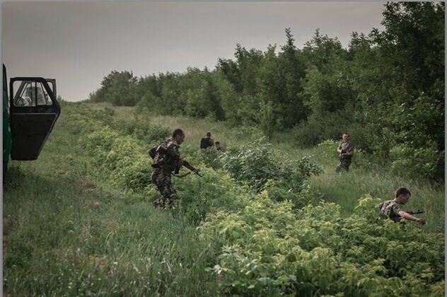 Журналіст The New York Times розповів, як колона прикордонників під дулами бойовиків "їхала до своїх"