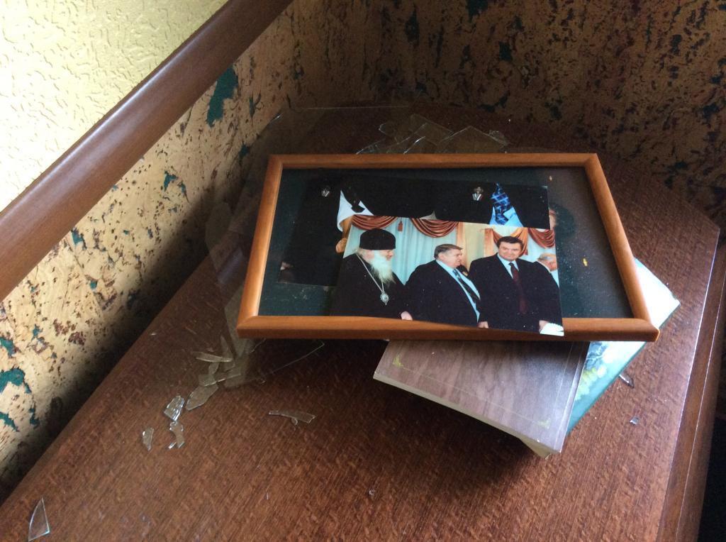 Дачу Януковича на Донеччині розграбували: фото розкидані, скло розбите