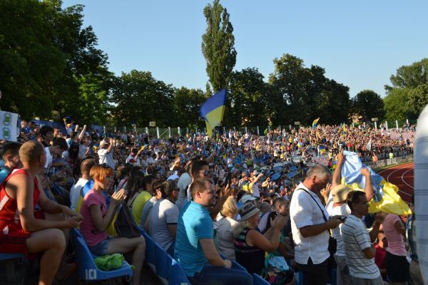 Ультрас в Черкасах провели Марш єдності і зібрали гроші бійцям АТО