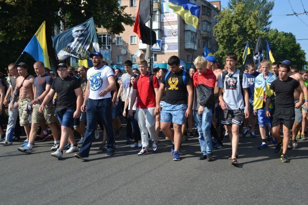 Ультрас в Черкасах провели Марш єдності і зібрали гроші бійцям АТО